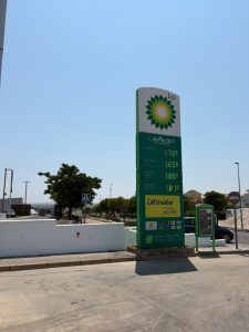Na této čerpací stanici jen pár minut od Algarve je naplnění nádrže téměř o 20 EUR levnější