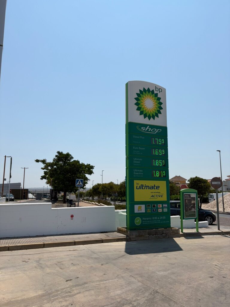 Na této čerpací stanici jen pár minut od Algarve je naplnění nádrže téměř o 20 EUR levnější