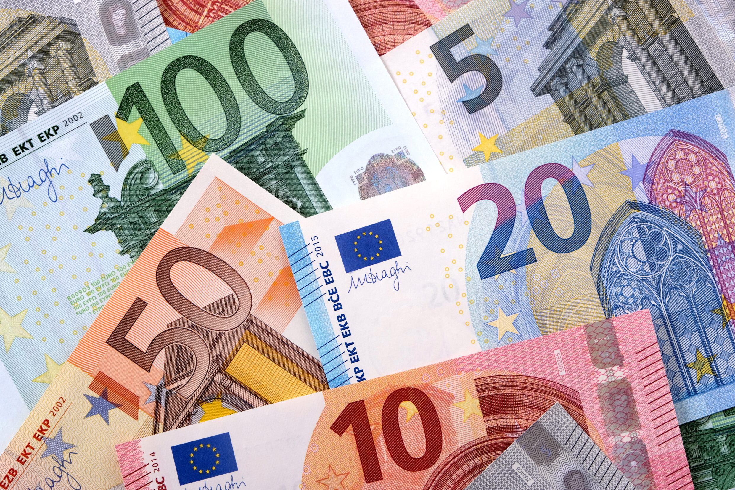 Nové eurobankovky již mají finalistické návrhy: Evropané mohou hlasovat do září