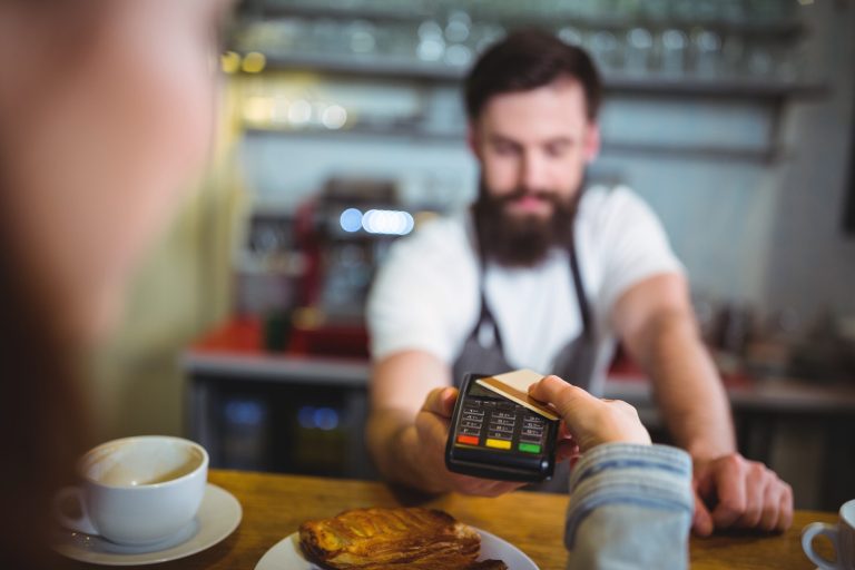Mohou si kavárny a restaurace účtovat 10 centů za lahve? Podívejte se, co říkají pravidla